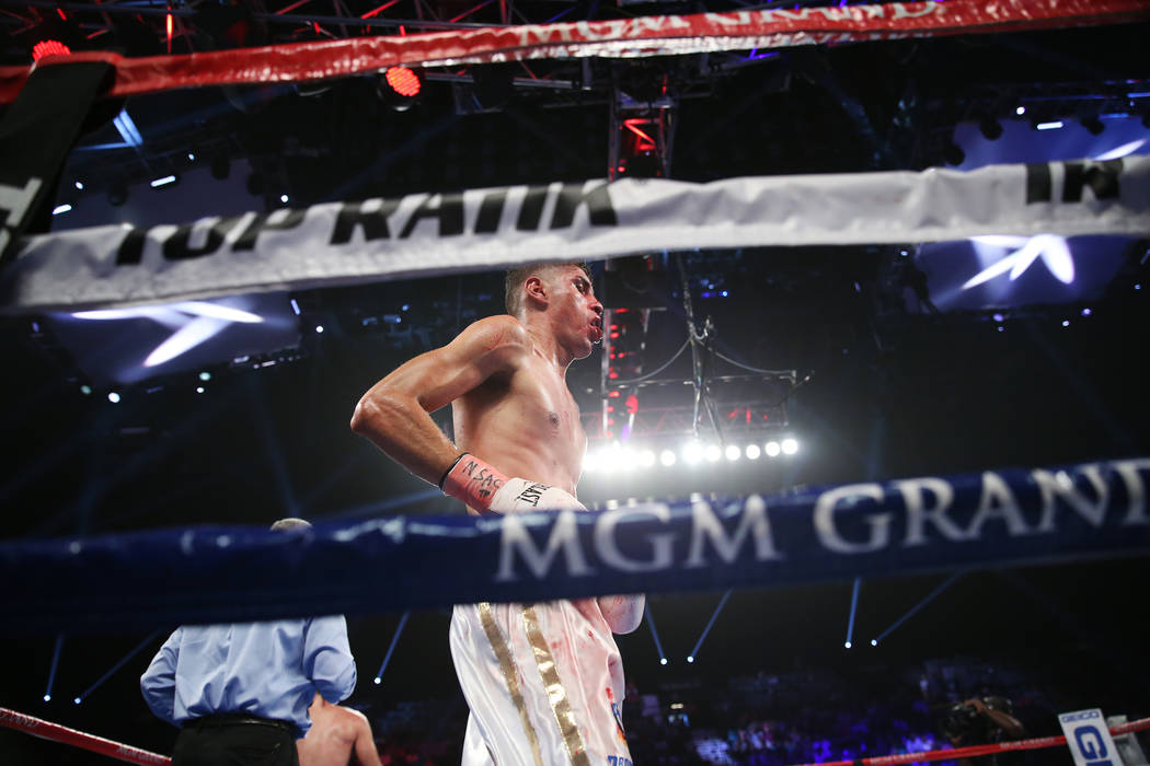 Antonio Morán camina hacia su esquina entre asaltos contra José Pedraza en la pelea entre el peso ligero de la OMB Latino en el MGM Grand Garden Arena en Las Vegas, el sábado 9 de junio de 2018 ...