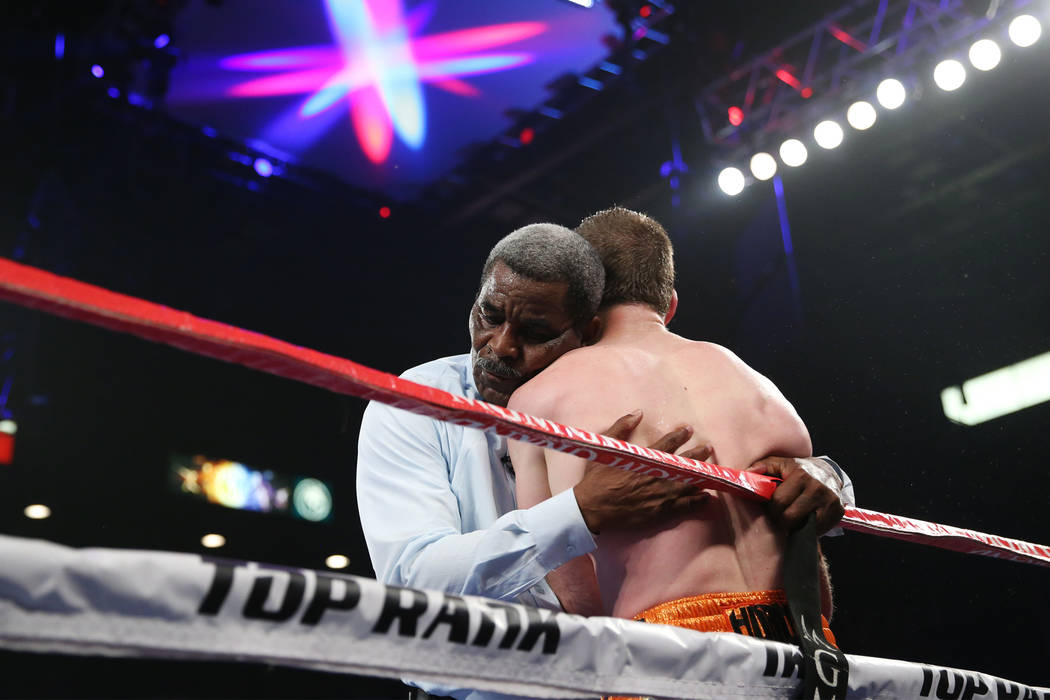 Robert Byrd sostiene a Jeff Horn después de detener la pelea contra Terence Crawford en la pelea por el título mundial welter de la OMB en el MGM Grand Garden Arena de Las Vegas, el sábado 9 de ...
