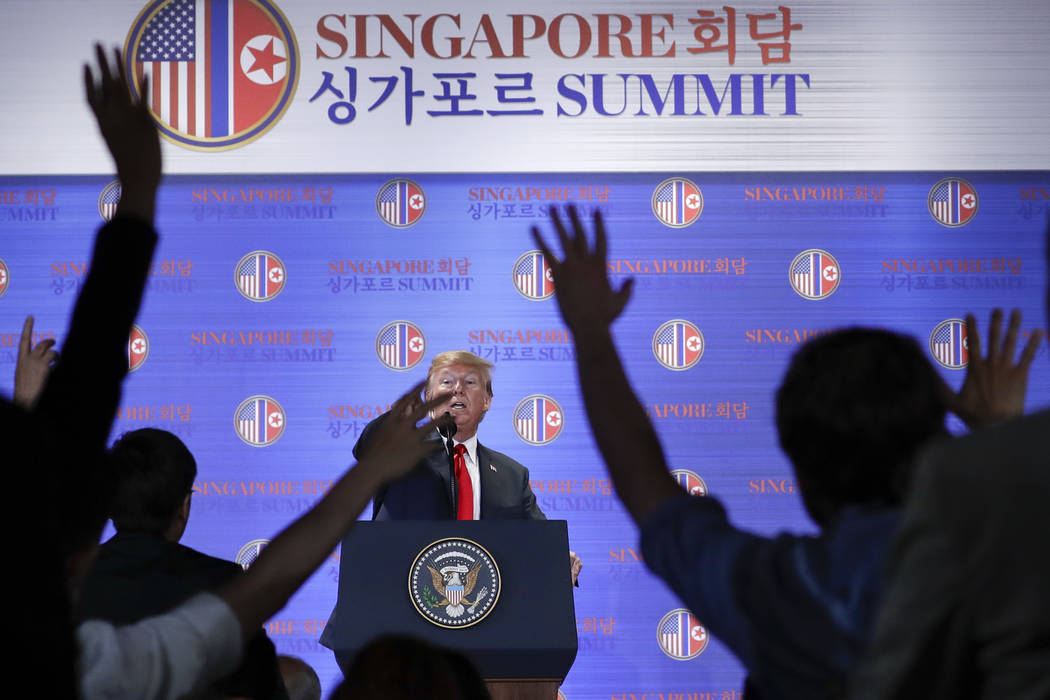 El presidente de EE.UU: Donald Trump, responde preguntas sobre la cumbre con el líder de Corea del Norte, Kim Jong Un, durante una conferencia de prensa en el complejo de Capella en la Isla Sento ...