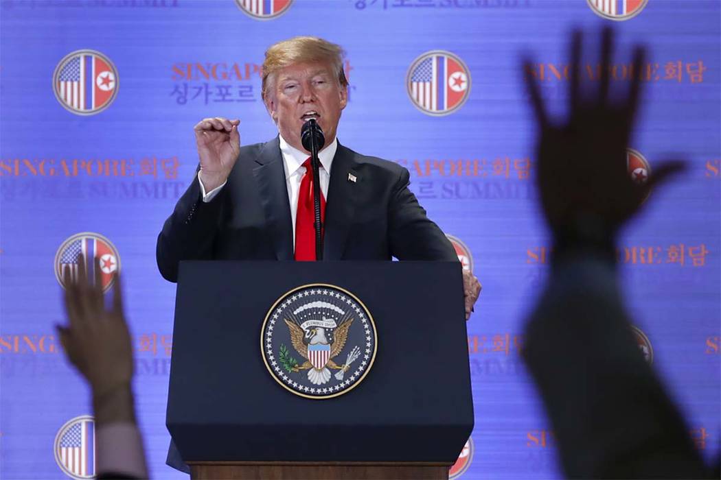 El presidente de EE.UU: Donald Trump, responde preguntas sobre la cumbre con el líder de Corea del Norte, Kim Jong Un, durante una conferencia de prensa en el complejo de Capella en la Isla Sento ...