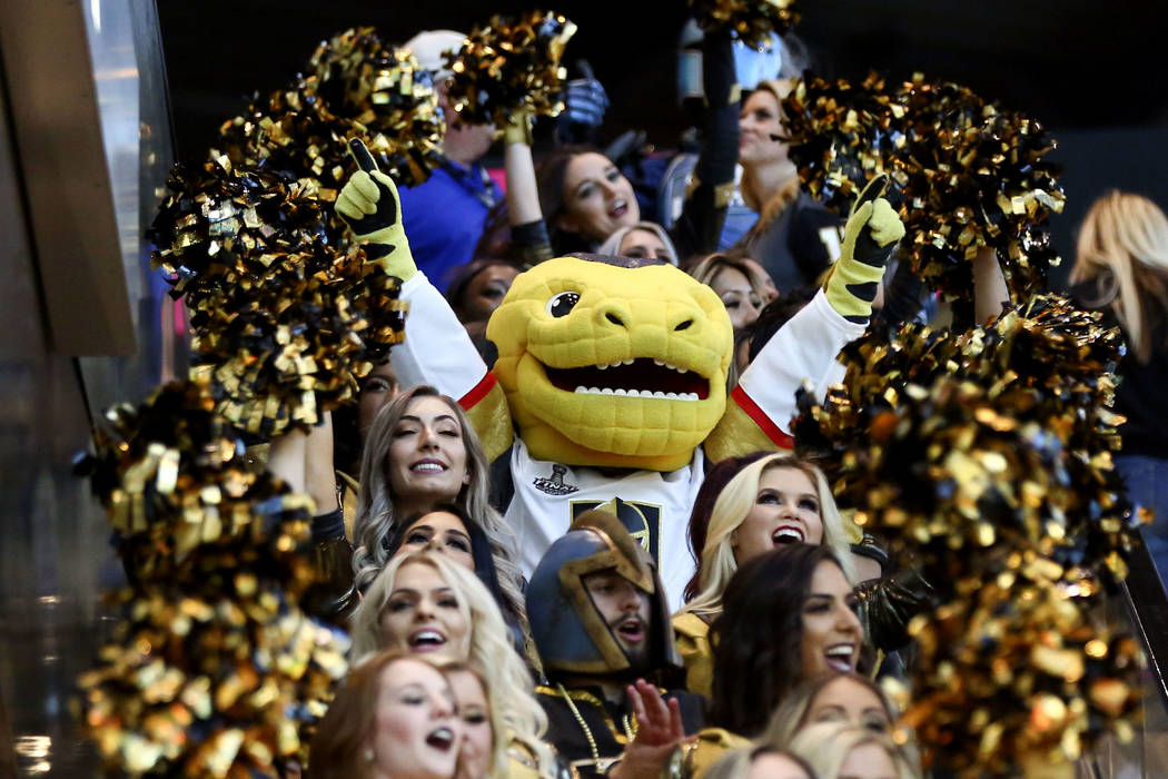La mascota de Golden Knights, Chance, durante un desfile previo al juego antes del Juego 1 de la final de la Copa Stanley de hockey de la NHL en la T-Mobile Arena en Las Vegas el lunes 28 de mayo ...