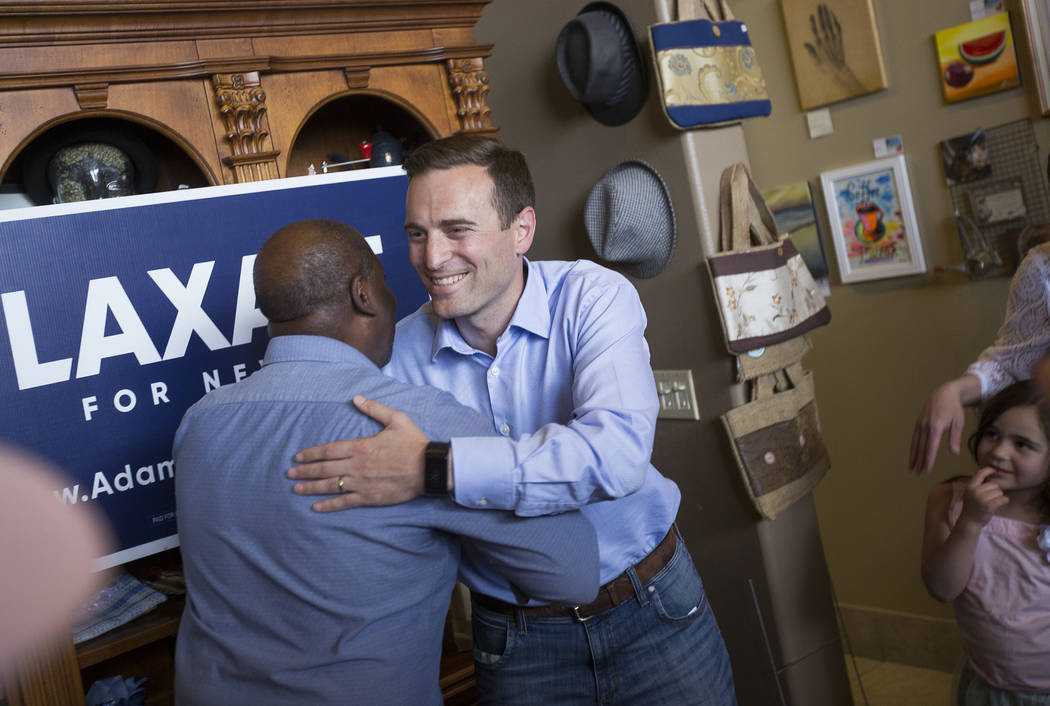 Sherman Gray, izquierda, propietario de Avery's Coffee Shop, estrecha la mano de Adam Laxalt, un republicano candidato a gobernador, en una campaña para "Get-Out-The-Vote" en Avery's Coffee Shop ...