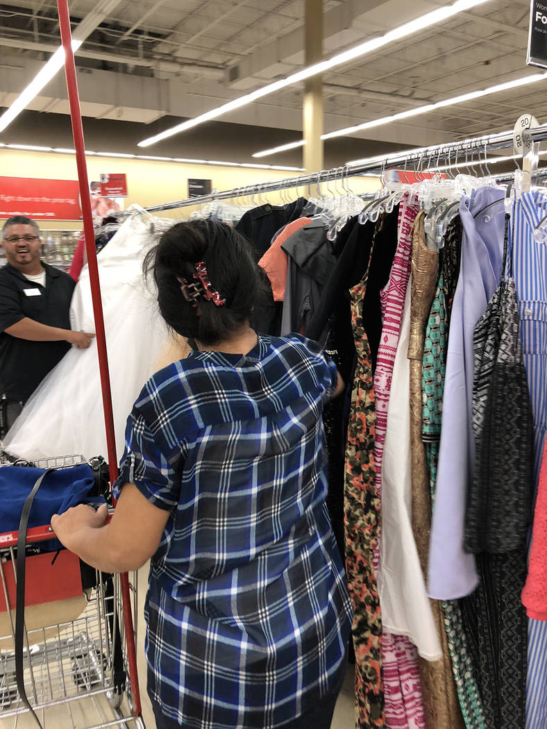 Sara, una clienta de origen centroamericano, busca ropa en la tienda Savers. Viernes 15 de junio de 2018. Foto Valdemar González / El Tiempo - Contribuidor.