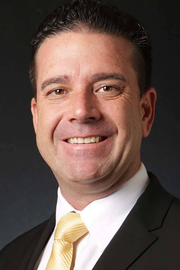 Aaron Manfredi, candidato republicano para el Administrador Público del Condado de Clark, es fotografiado en las oficinas de Las Vegas Review-Journal el miércoles 9 de mayo de 2018. Michael Quin ...