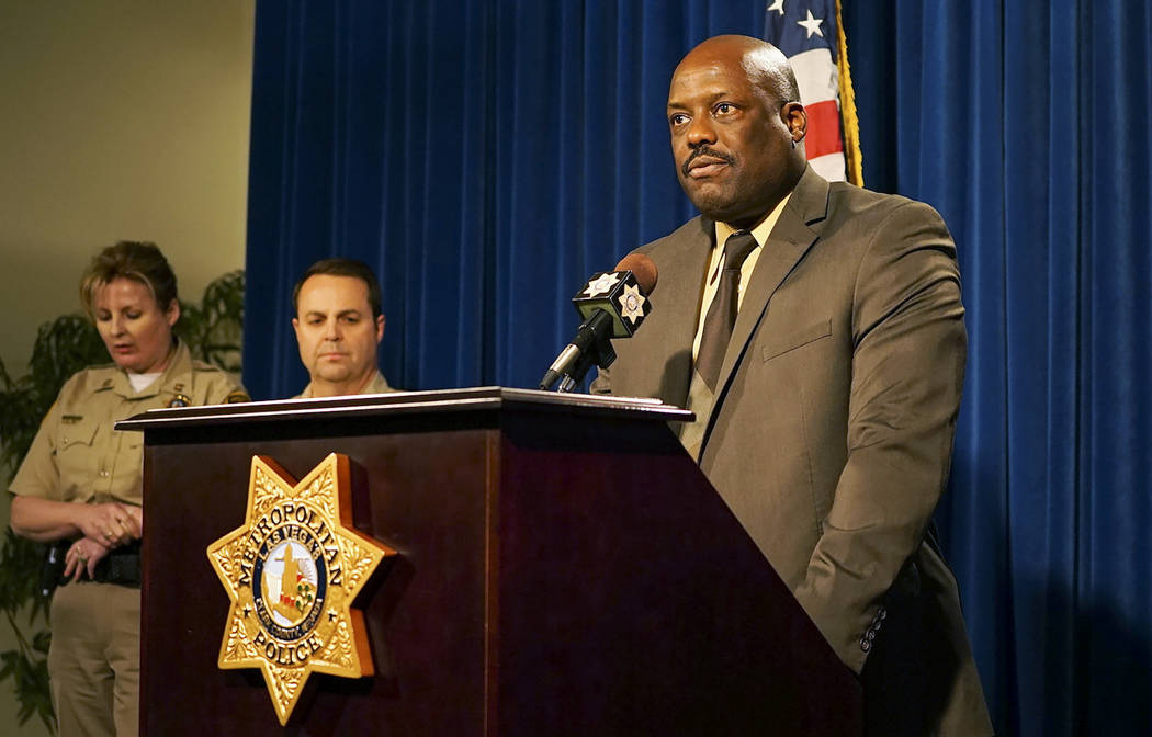 El asistente del alguacil de la policía metropolitana, Tim Kelly, habla sobre el tiroteo involucrado con el 14 de junio ocurrido en Radwick Drive y Owens Avenue en Las Vegas, el lunes 18 de junio ...