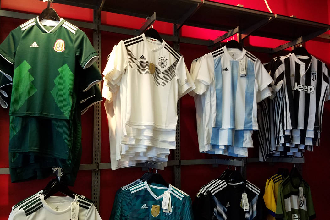 usted está jugador Precursor Las camisetas de fútbol 2018 de la Copa Mundial de la FIFA cuelgan en la  pared en Soccer Zone en Henderson, Nevada, el lunes 18 de junio de 2018.  Ron Kantowski /