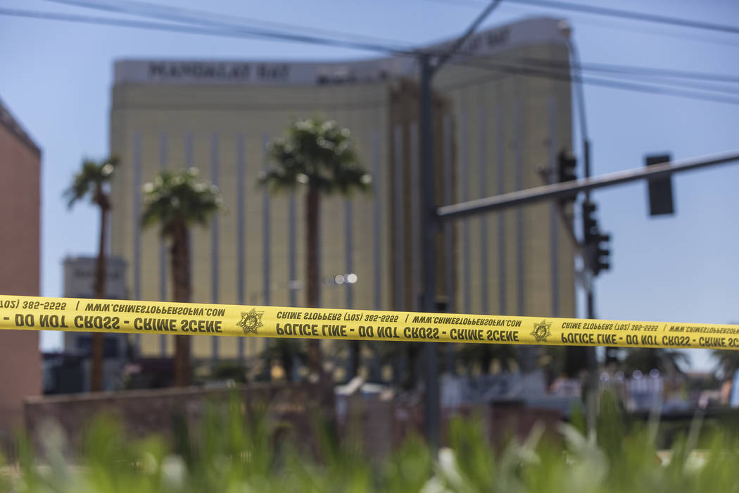 La cinta policial bloquea una sección de West Reno Avenue y Las Vegas Boulevard el lunes 2 de octubre de 2017, frente al hotel / casino Mandalay Bay, en Las Vegas. Un pistolero en la habitación ...