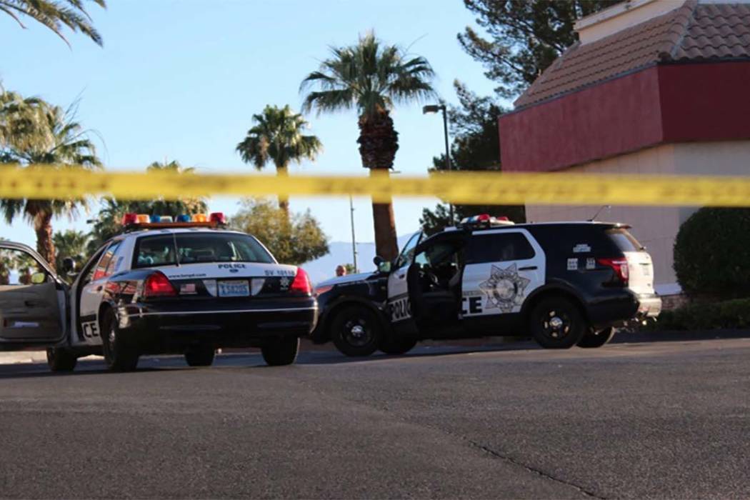La policía de Las Vegas está investigando dos secuestros relacionados uno del otro la madrugada del jueves cerca de Buffalo Drive y Sahara Avenue. (Max Michor / Las Vegas Review-Journal)