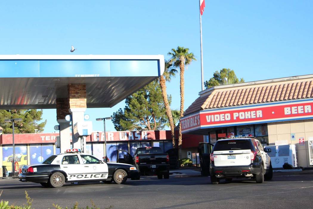 La policía de Las Vegas está investigando dos secuestros relacionados uno del otro la madrugada del jueves cerca de Buffalo Drive y Sahara Avenue. (Max Michor / Las Vegas Review-Journal)