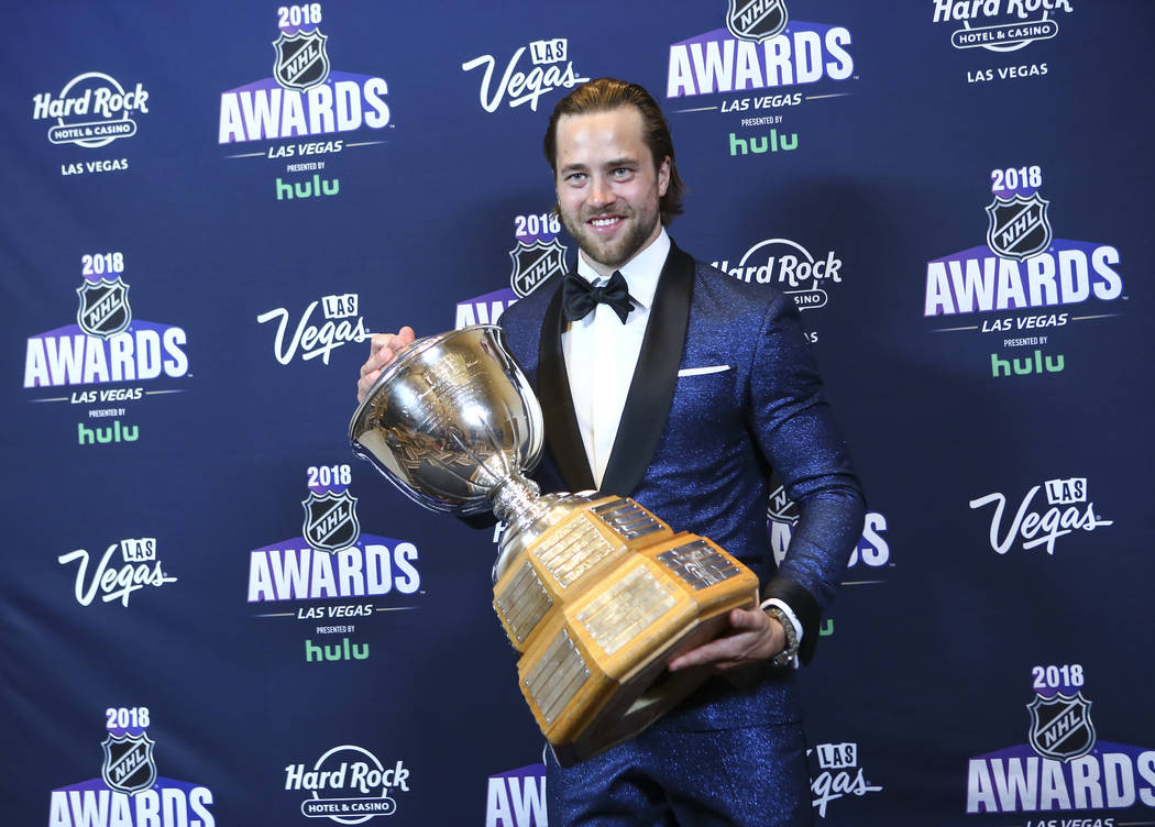 Victor Hedman de Tampa Bay Lightning posa con el Norris Trophy durante los Premios NHL en el Hard Rock Hotel de Las Vegas el miércoles 20 de junio de 2018. Chase Stevens Las Vegas Review-Journal ...