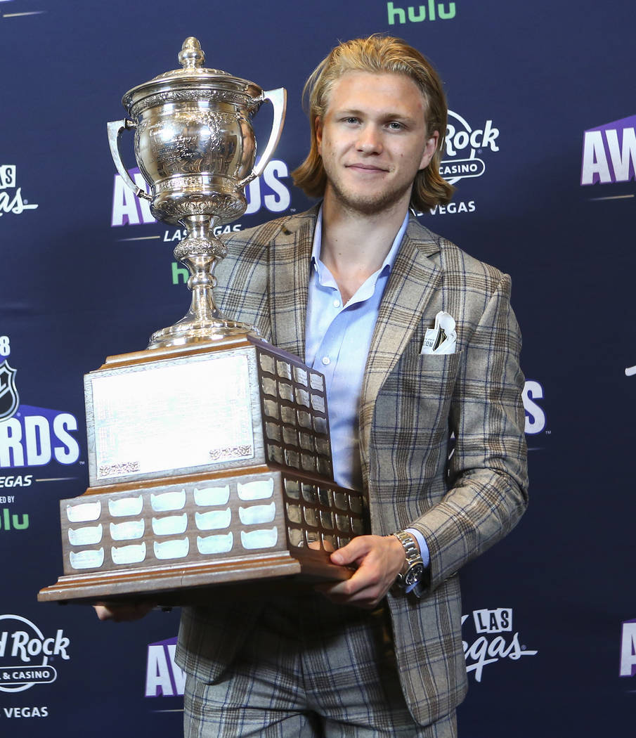 William Karlsson de los Caballeros Dorados posa con el Trofeo Lady Byng durante los Premios NHL en el Hotel Hard Rock en Las Vegas el miércoles 20 de junio de 2018. Revista-revista Chase Stevens ...