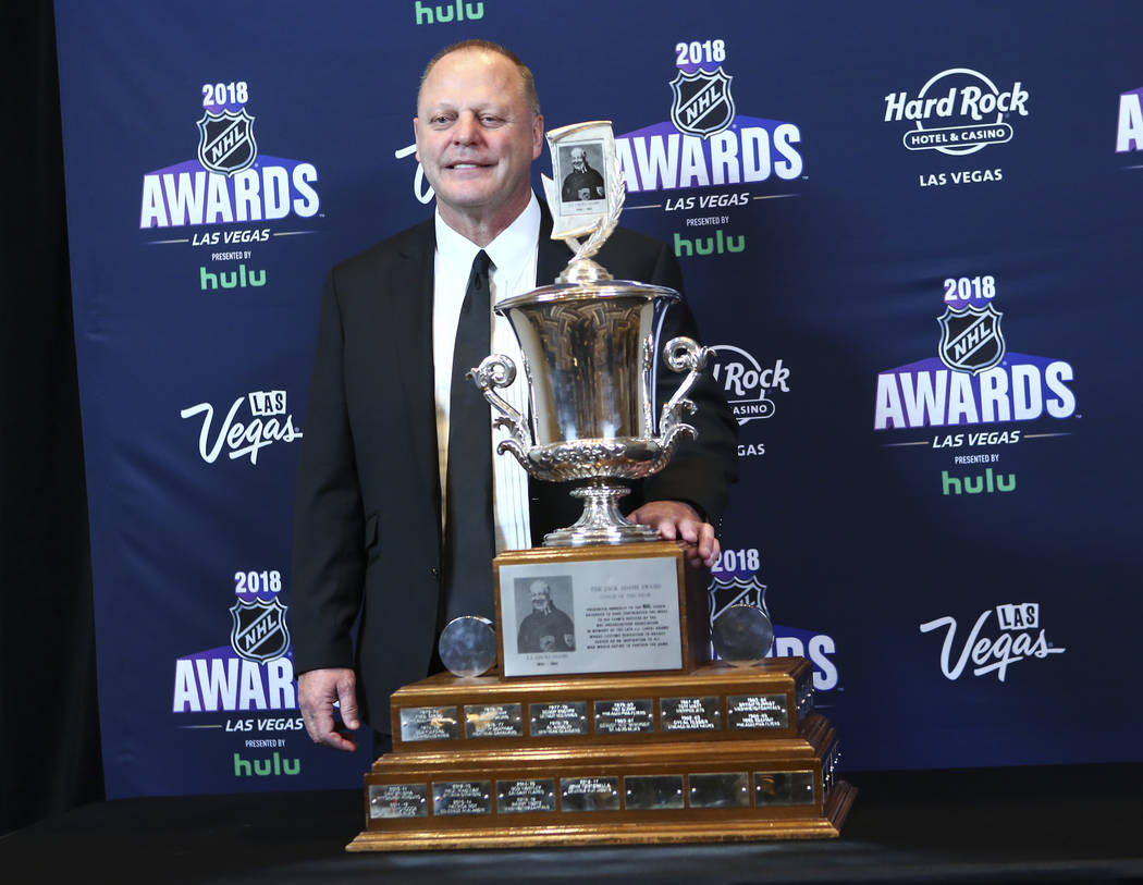 El entrenador de Golden Knights, Gerard Gallant, posa con el Jack Adams Award durante los Premios NHL en el Hard Rock Hotel de Las Vegas el miércoles 20 de junio de 2018. Chase Stevens Las Vegas ...