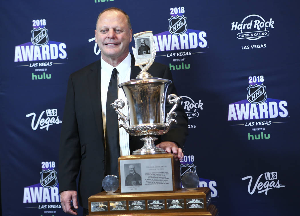 El entrenador de Golden Knights, Gerard Gallant, posa con el Premio Jack Adams durante los Premios NHL en el Hard Rock Hotel de Las Vegas el miércoles 20 de junio de 2018. Chase Stevens Las Vegas ...