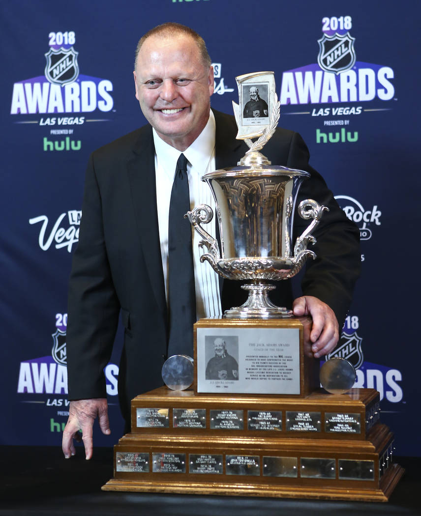 El entrenador de Golden Knights, Gerard Gallant, posa con el Premio Jack Adams durante los Premios NHL en el Hard Rock Hotel de Las Vegas el miércoles 20 de junio de 2018. Chase Stevens Las Vegas ...