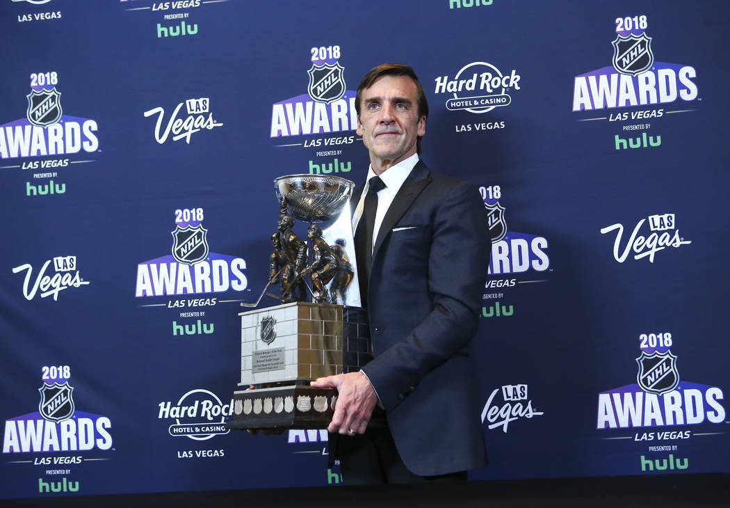 George McPhee, gerente general de Golden Knights, posa con el premio de Gerente General del Año durante los Premios NHL en el Hard Rock Hotel de Las Vegas el miércoles 20 de junio de 2018. Chase ...