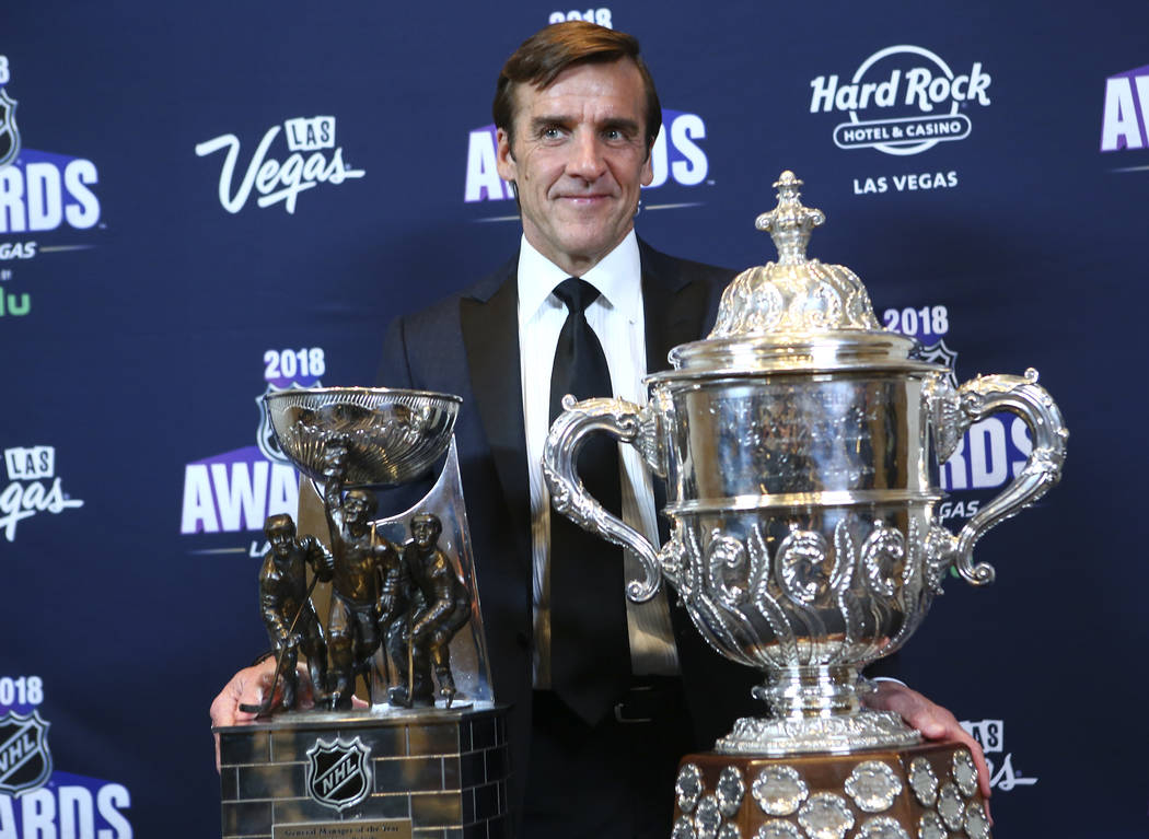George McPhee, gerente general de Golden Knights, posa con el premio al Gerente General del Año y al Clarence S. Campbell Bowl durante los Premios NHL en el Hard Rock Hotel de Las Vegas el miérc ...