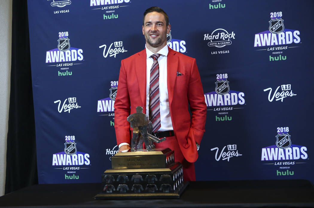 Deryk Engelland de los Golden Knights posa con el Mark Messier NHL Leadership Award durante los Premios NHL en el Hard Rock Hotel de Las Vegas el miércoles 20 de junio de 2018. Chase Stevens Las ...