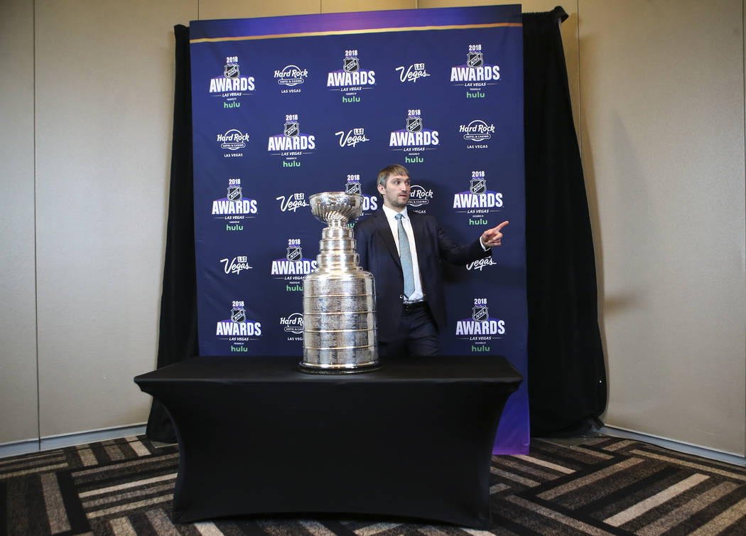 Alex Ovechkin de los Capitals de Washington con la Copa Stanley durante los Premios NHL en el Hard Rock Hotel de Las Vegas el miércoles 20 de junio de 2018. Chase Stevens Las Vegas Review-Journal ...
