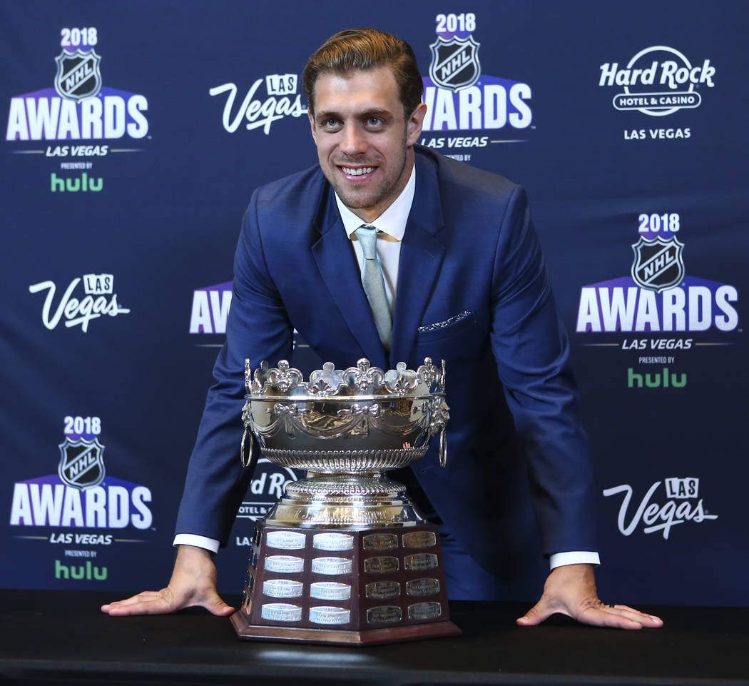 Anze Kopitar de Los Ángeles Kings posa con el Selke Trophy durante los Premios NHL en el Hard Rock Hotel de Las Vegas el miércoles 20 de junio de 2018. Chase Stevens Las Vegas Review-Journal @cs ...
