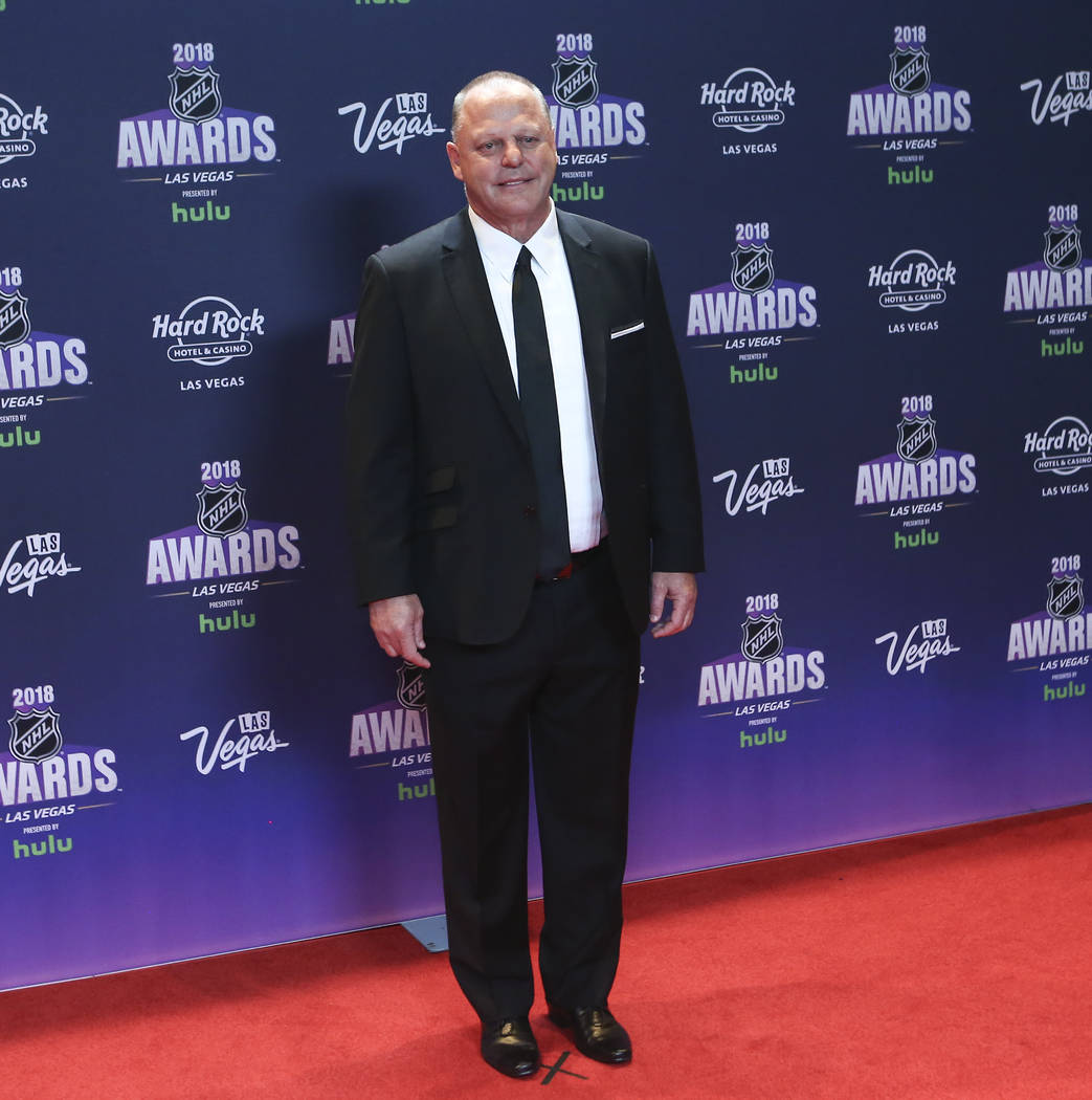 El entrenador de los Golden Knights, Gerard Gallant, posa en la alfombra roja antes de los Premios NHL en el Hard Rock Hotel de Las Vegas el miércoles 20 de junio de 2018. Chase Stevens Las Vegas ...