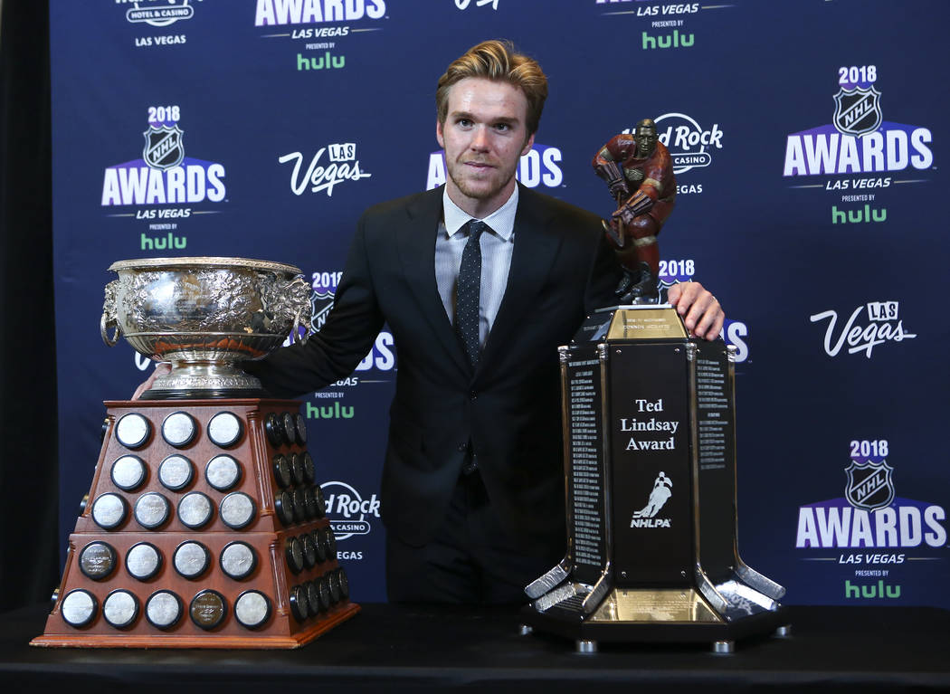 Connor McDavid de los Edmonton Oilers posa junto con Ted Lindsay Award y Art Ross Trophy durante los Premios NHL en el Hard Rock Hotel de Las Vegas el miércoles 20 de junio de 2018. Chase Stevens ...