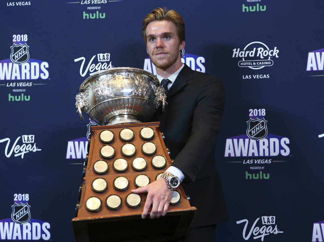 Connor McDavid de los Edmonton Oilers posa junto con Ted Lindsay Award y Art Ross Trophy durante los Premios NHL en el Hard Rock Hotel de Las Vegas el miércoles 20 de junio de 2018. Chase Stevens ...