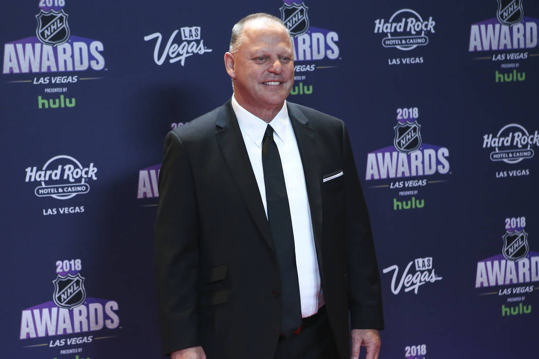 El entrenador de los Golden Knights, Gerard Gallant, posa en la alfombra roja antes de los Premios NHL en el Hard Rock Hotel de Las Vegas el miércoles 20 de junio de 2018. Chase Stevens Las Vegas ...