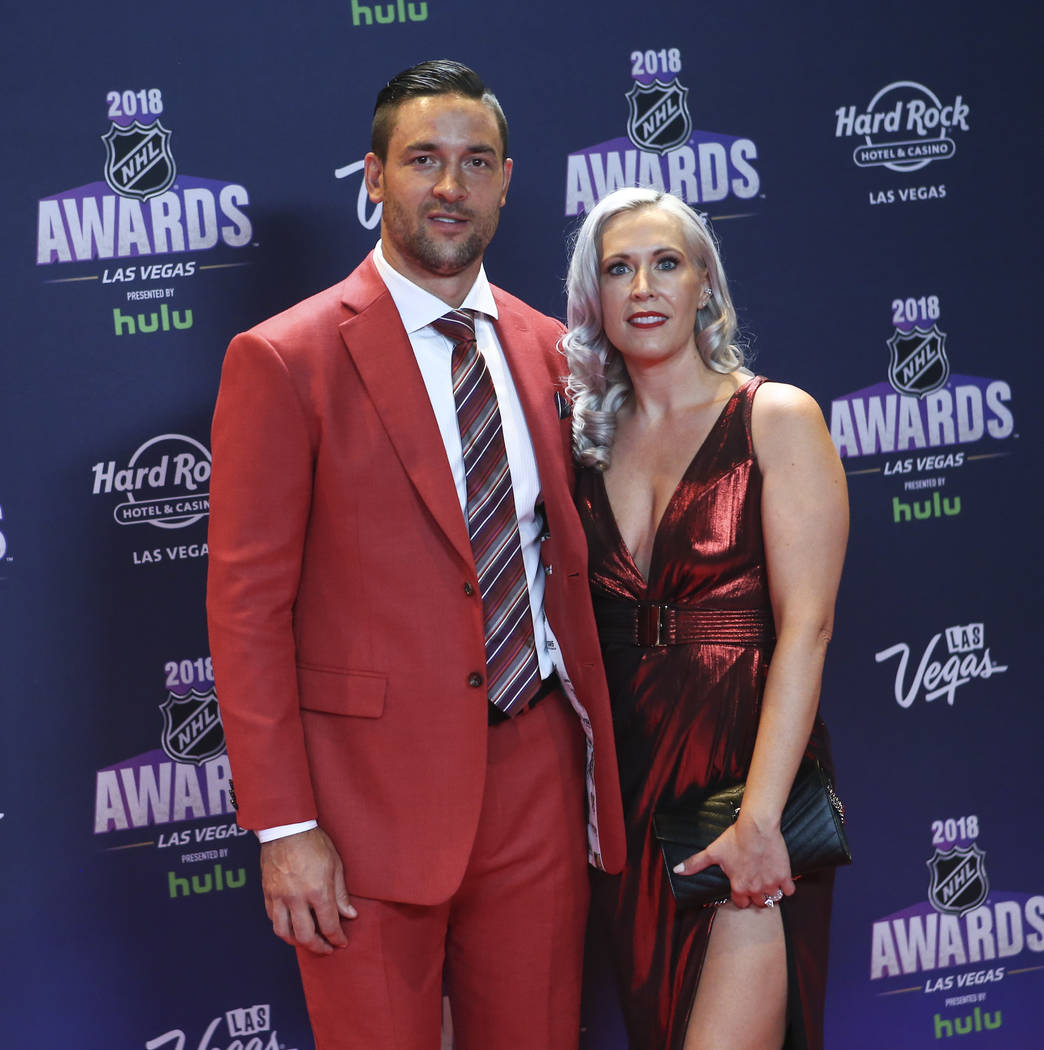 Deryk Engelland de los Golden Knights, con su esposa Melissa, posa sobre la alfombra roja antes de los Premios NHL en el Hard Rock Hotel de Las Vegas el miércoles 20 de junio de 2018. Chase Steve ...