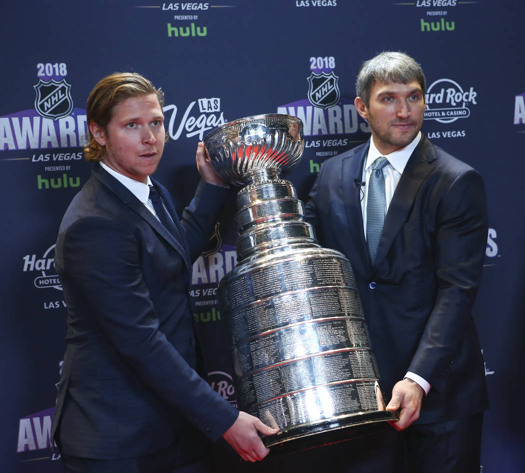 Nicklas Backstrom, izquierda, y Alex Ovechkin de Washington Capitals posan con la Copa Stanley en la alfombra roja antes de los Premios NHL en el Hard Rock Hotel de Las Vegas el miércoles 20 de j ...