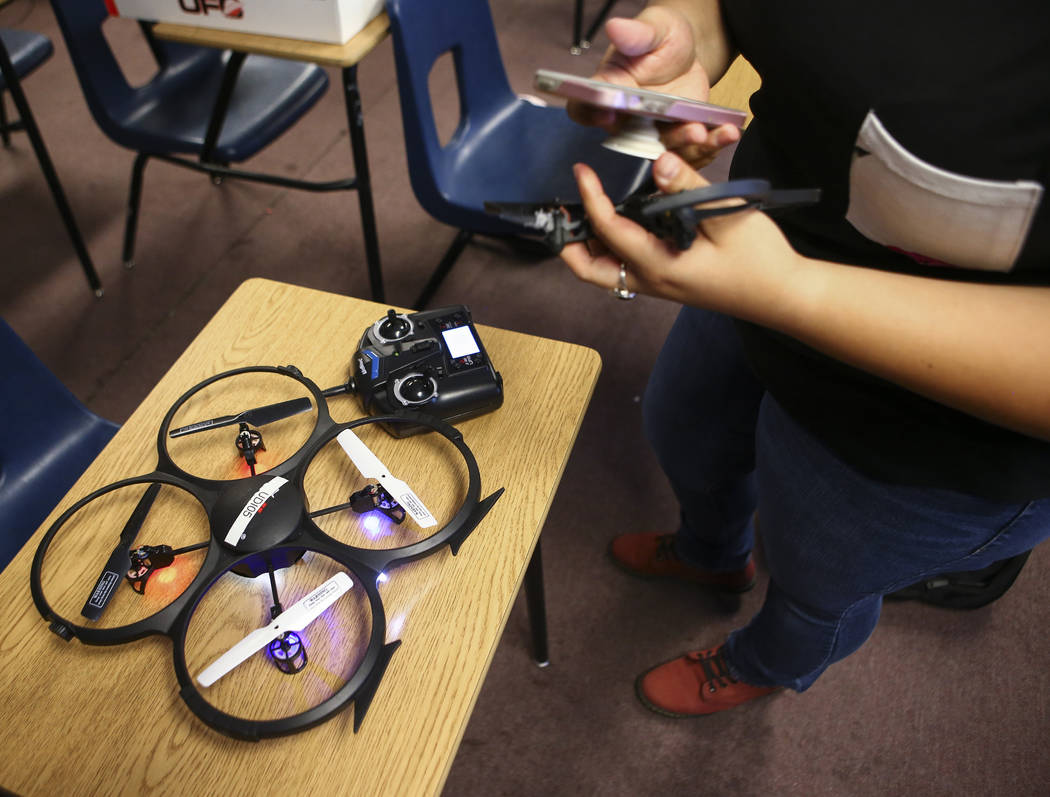 Daniela Castaneda se prepara para volar un dron en el Nevada Partners Resource Center en Las Vegas el martes 19 de junio de 2018. Chase Stevens Las Vegas Review-Journal @csstevensphoto