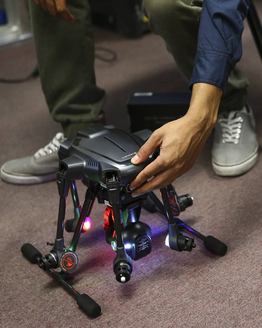Christopher Steele trabaja en la instalación de un dron en Nevada Partners Resource Center en Las Vegas el martes 19 de junio de 2018. Chase Stevens Las Vegas Review-Journal @csstevensphoto