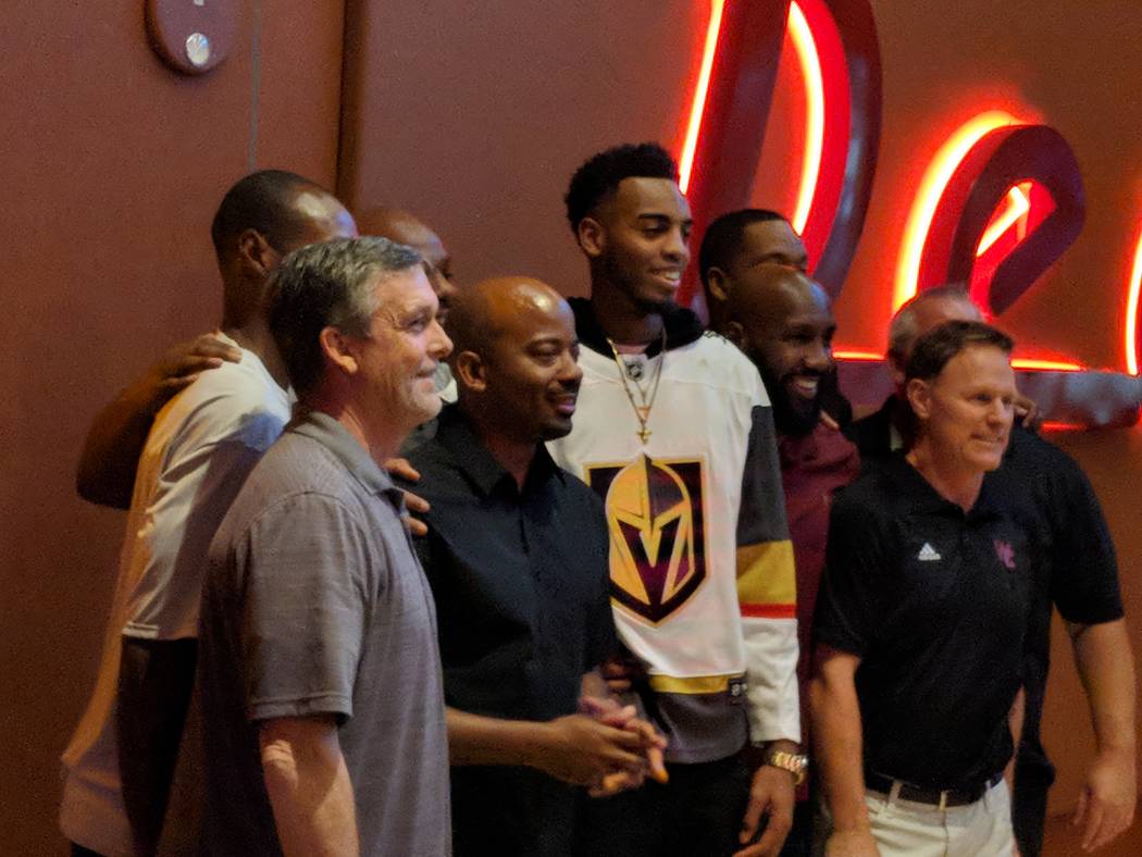 La ex estrella del baloncesto de Centennial High School y el Oregon Duck: Troy Brown Jr., luciendo una camiseta de los Golden Knights, posa para una foto en el Red Rock Resort después de haber si ...