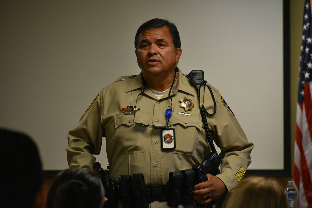El oficial David Ciénega exhortó a la comunidad a denunciar ante la policía casos de violencia doméstica. Miércoles 20 de junio de 2018 en Consulado de México en Las Vegas. Foto Anthony Avel ...