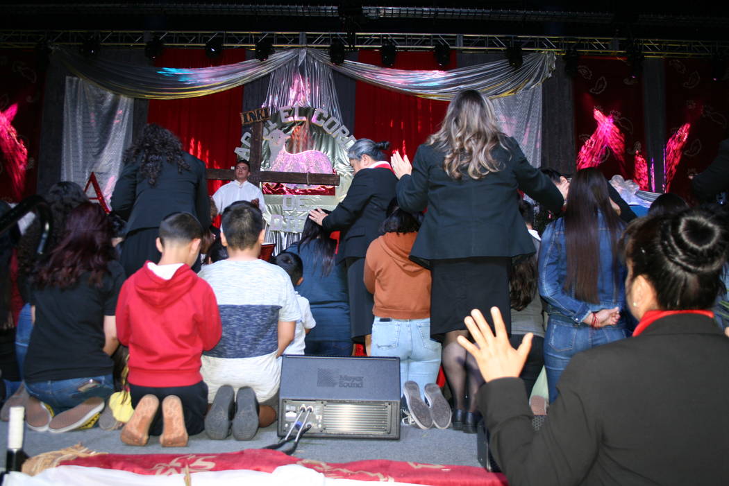 Niños y adultos oran durante el XXV Encuentro Carismático Católico. El 23 de junio de 2018, en el Centro de Convenciones de LV. Foto Valdemar González / El Tiempo.