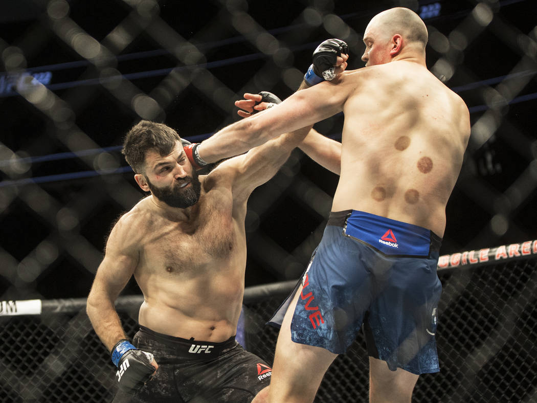 Andrei Arlovski, izquierda, conecta un gancho de izquierda contra Stefan Struve durante su enfrentamiento de peso pesado en el UFC 222 en la T-Mobile Arena el sábado 3 de marzo de 2018 en Las Veg ...