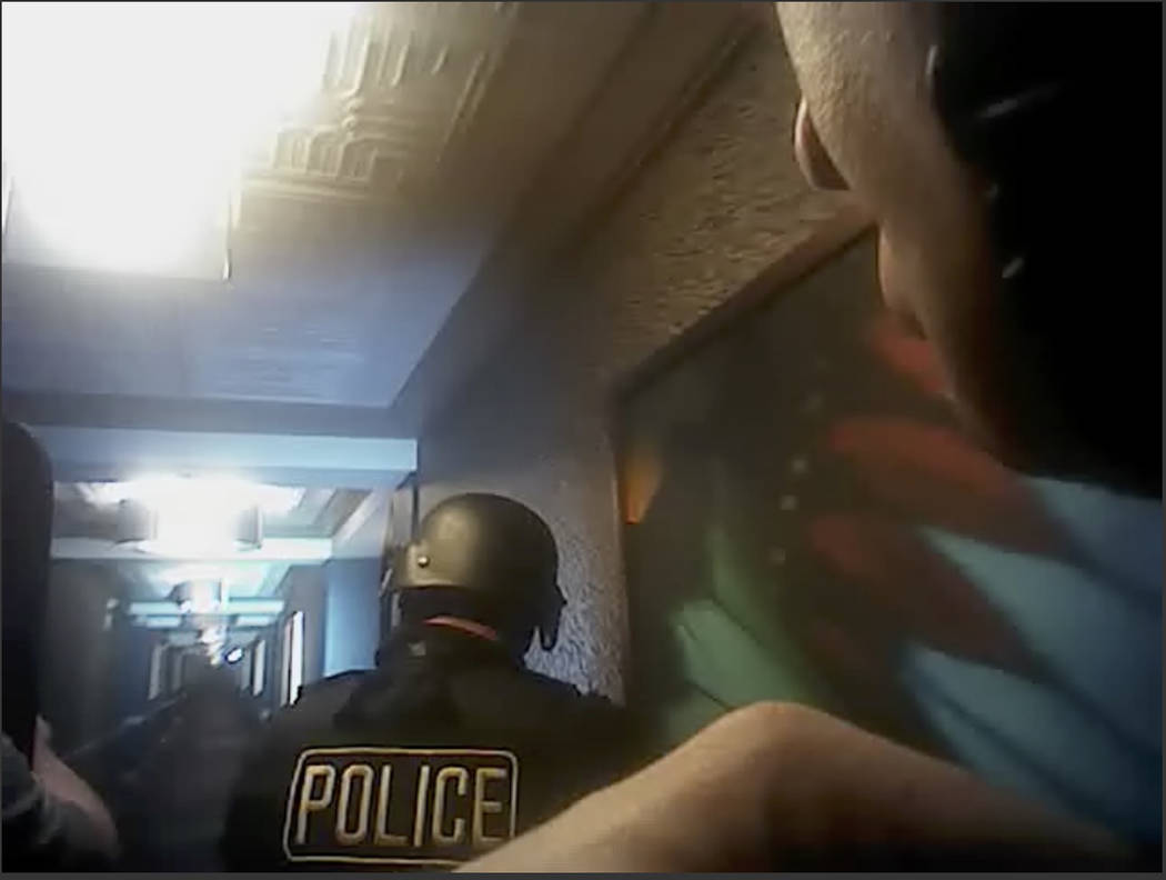 Esta imagen tomada del video de una cámara corporal policial del 1 de octubre de 2017, provista por el Departamento de Policía Metropolitana de Las Vegas, muestra agentes buscando pasillos duran ...