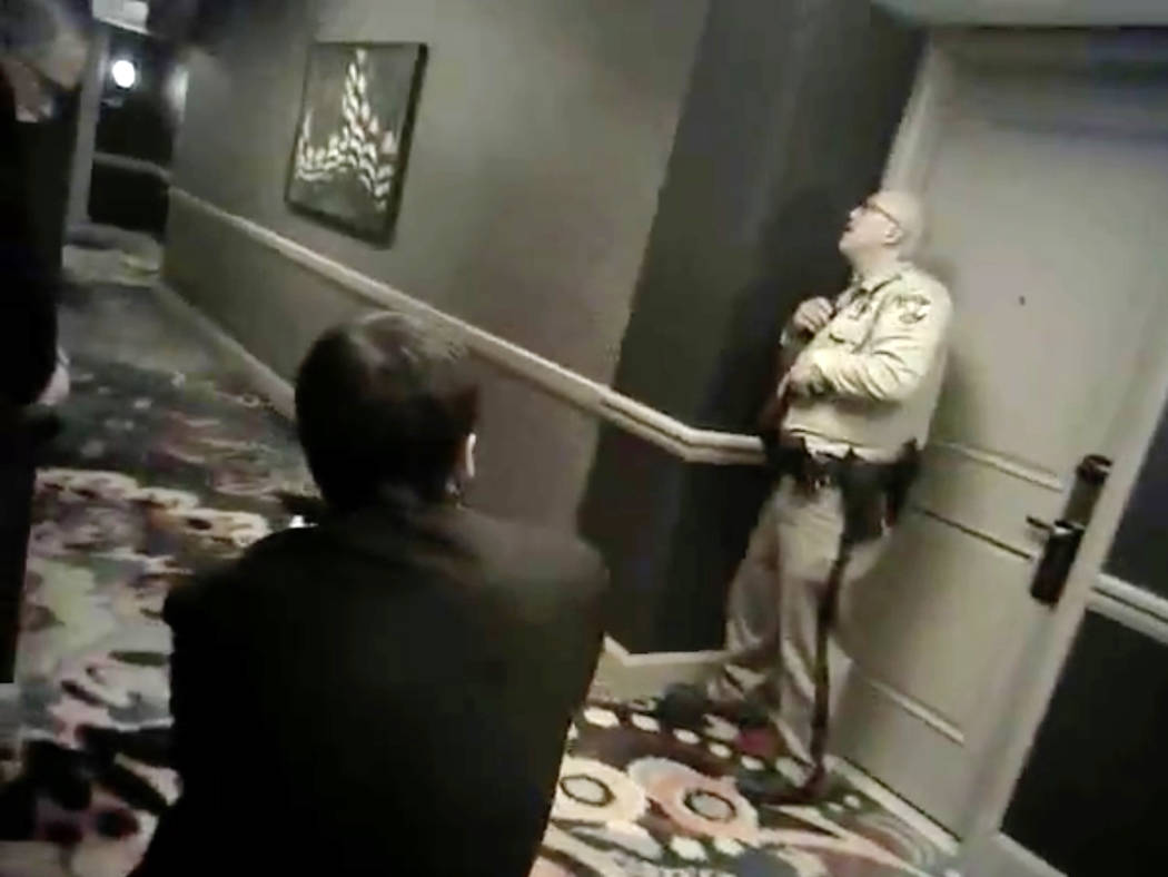 Imágenes de cámara recientemente lanzadas muestran a dos oficiales de policía de Las Vegas, emparejados con tres guardias de seguridad armados del Mandalay Bay, manteniendo su posición en un p ...