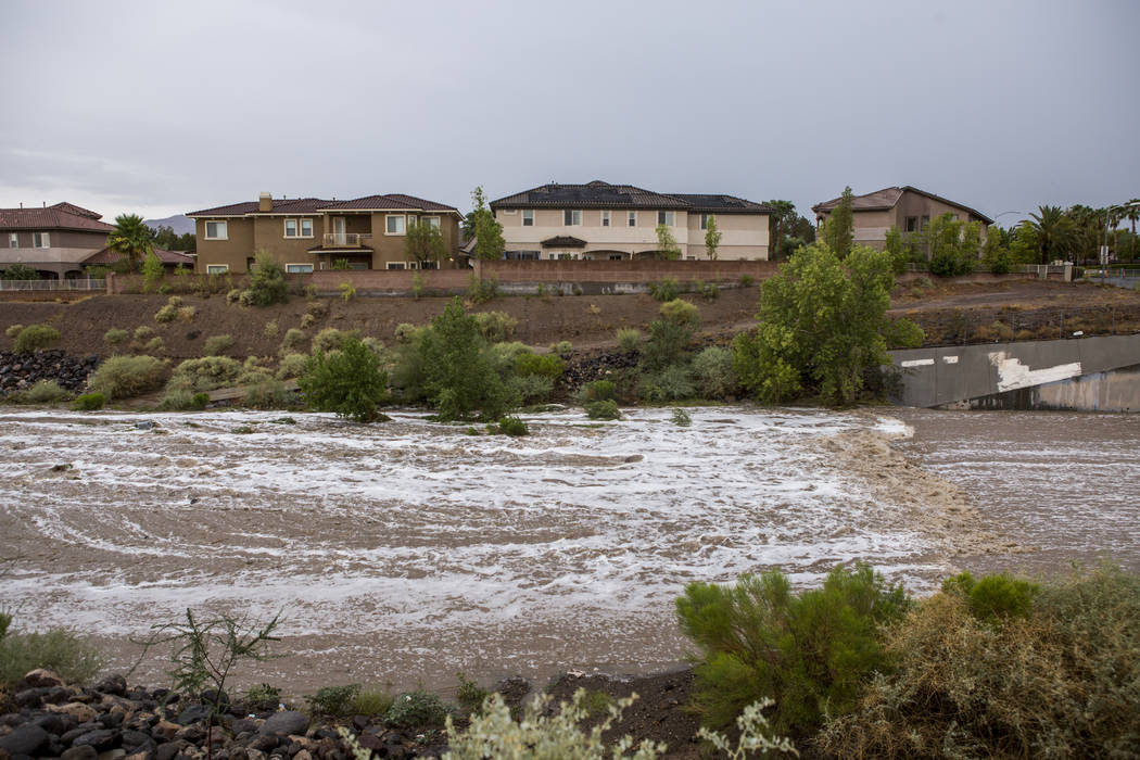 Las aguas de inundación se precipitan a través de Pittman Wash en Henderson durante una tormenta de lluvia monzónica el miércoles 19 de julio de 2017. (Patrick Connolly / Las Vegas Review-Jour ...