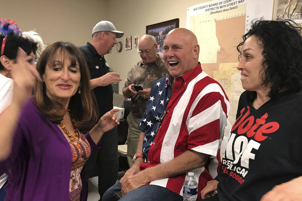 El propietario de burdeles de Nevada, Dennis Hof, segundo desde la derecha celebra en Pahrump después de ganar las elecciones primarias republicanas para Nevada Assembly District 36, el martes 12 ...
