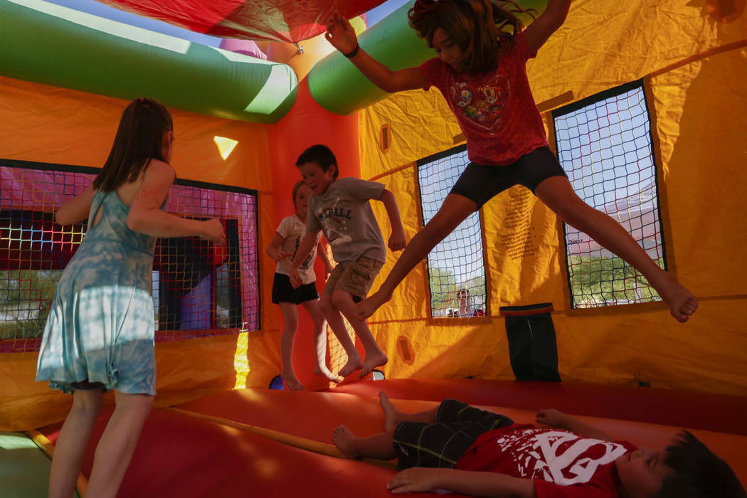 Niños saltan dentro de una casa inflable en la celebración del 4 de julio en Heritage Park en Henderson, el martes 4 de julio de 2017. (Gabriella Angotti-Jones / Las Vegas Review-Journal) @gabri ...
