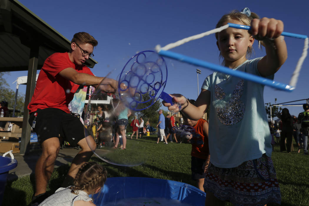 Niños soplan burbujas en la celebración del 4 de julio en Heritage Park en Henderson, martes, 4 de julio de 2017. (Gabriella Angotti-Jones / Las Vegas Review-Journal) @gabriellaangojo