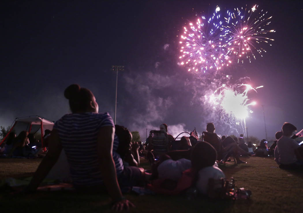 La gente disfruta del espectáculo de fuegos artificiales en la celebración del Cuatro de Julio de la Ciudad de Henderson en Heritage Park en Henderson, martes, 4 de julio de 2017. (Gabriella Ang ...