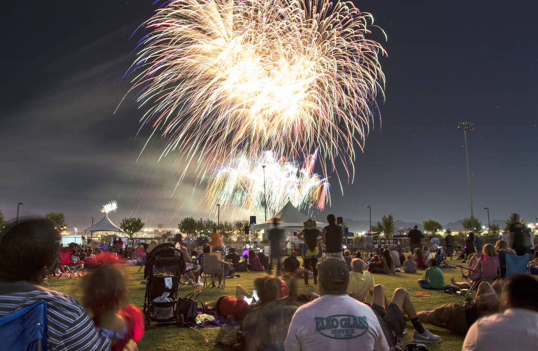 La gente ve los fuegos artificiales explotar durante las festividades del 4 de julio en Heritage Park el martes 4 de julio de 2017, en Henderson. Richard Brian Las Vegas Review-Journal