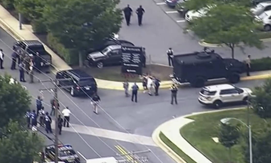 En esta captura de video, las personas abandonan el periódico Capital Gazette después de que varias recibieron disparos el jueves 28 de junio de 2018 en Annapolis, Maryland. (WJLA vía AP)