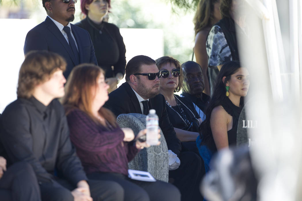 La personalidad de reality tv, Corey Harrison, en el centro, rodeada de amigos y familiares mientras asiste al funeral de su abuelo, el patriarca de "Pawn Stars", Richard Benjamin Harrison, conoci ...