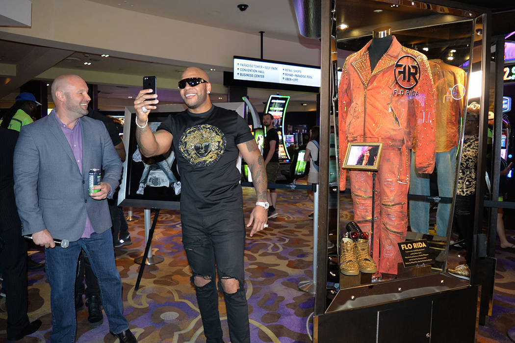 Chas Smith, vicepresidente de entretenimiento del Hard Rock hotel & casino observa al galardonado Flo Rida tomarse una Selfie con la memorabilia que se exhibe en el hotel. Viernes 29 de junio de 2 ...