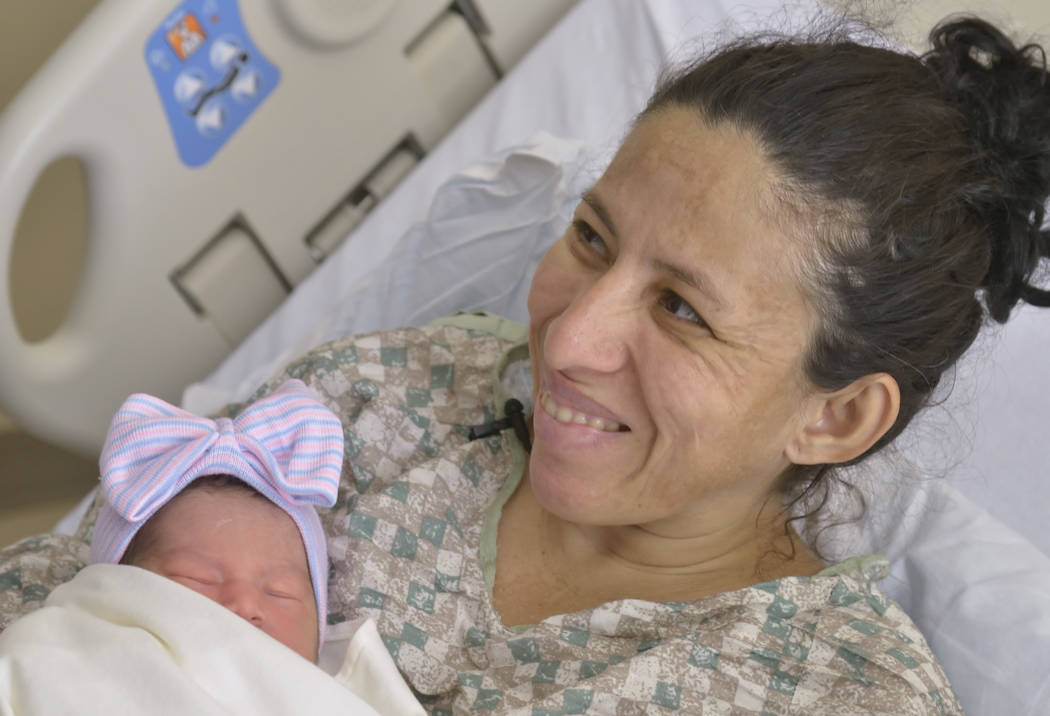 Brenda Valásquez-Cartagena se muestra con su hija Bianca Garcia-Válasquez en Sunrise Children's Hospital en 3186 S. Maryland Parkway el viernes 7 de julio de 2018. El policía de la Patrulla de ...