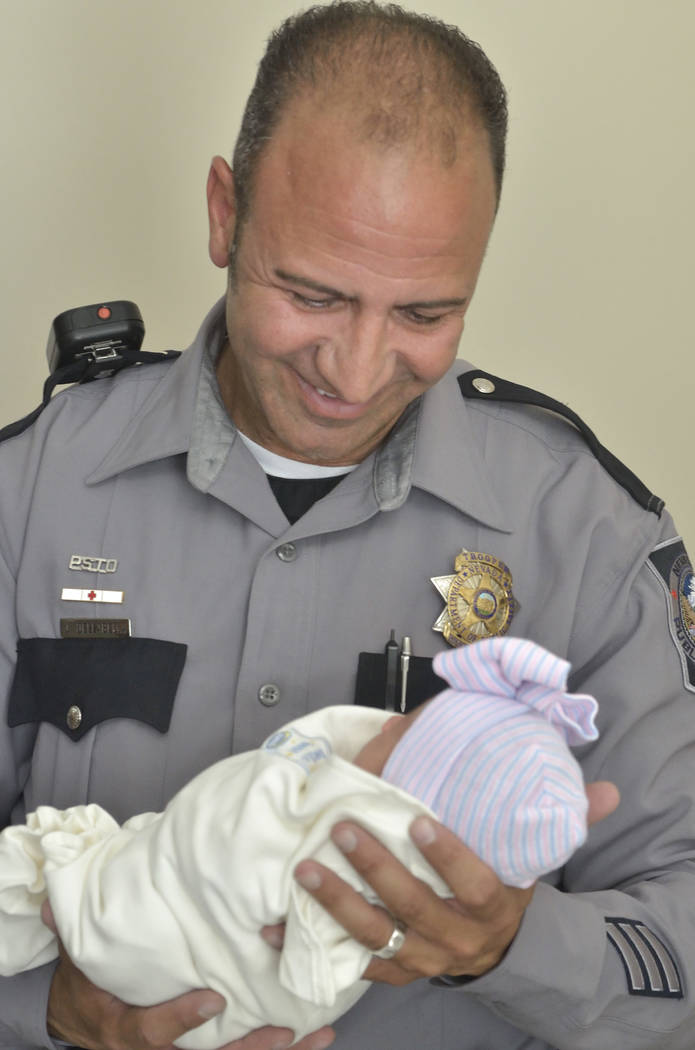 El patrullero de la Patrulla de Caminos de Nevada, Joseph DellaBella, detiene a Bianca Garcia-Velásquez en Sunrise Children's Hospital en 3186 S. Maryland Parkway el viernes 7 de julio de 2018. D ...
