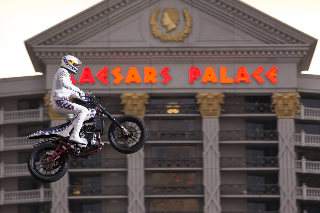 Daredevil Travis Pastrana salta más de 52 autos aplastados en una motocicleta Indian Scout FTR750 durante "Evel Live", un espectáculo tributo en vivo de tres horas al especialista Evel Knievel, ...