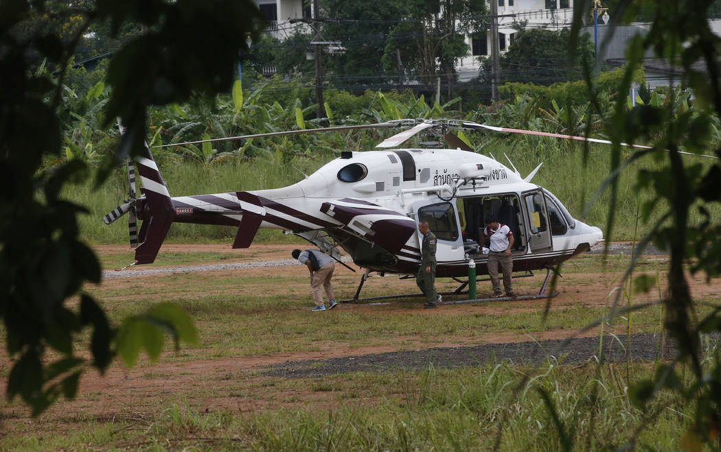 Un helicóptero espera cerca de la cueva para más evacuaciones de los niños y su entrenador de fútbol que han quedado atrapados desde el 23 de junio en Mae Sai, provincia de Chiang Rai, norte d ...